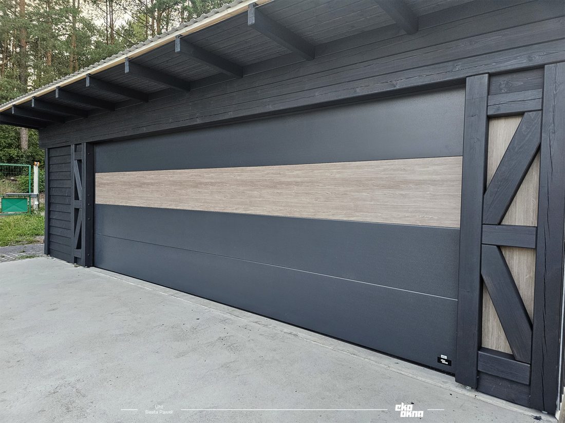 Breites Sektionaltor mit Holzdekor-Streifen