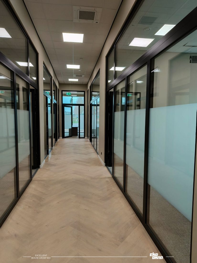 Aluprof MB-79N · Bürogang mit Glaswänden