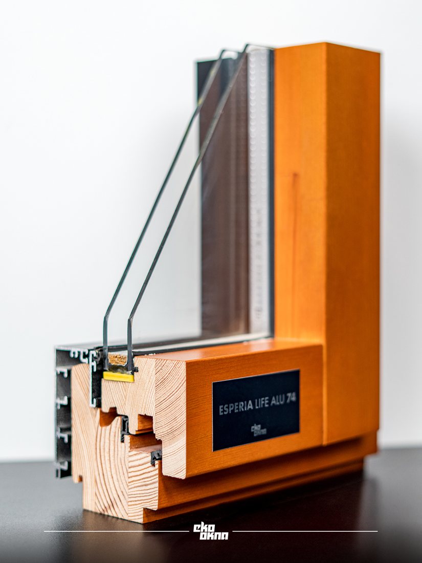 Holz-Alu-Profil im Schnitt, Ausstellung des Herstellers