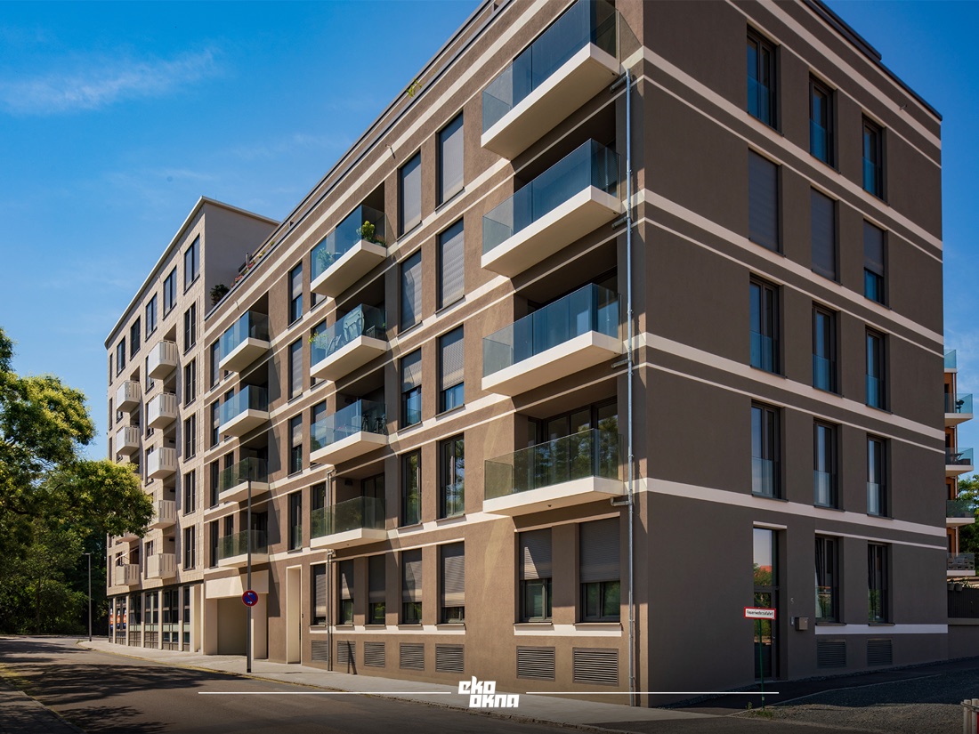 Realisierte Fassade mit Fenstern und Balkonen