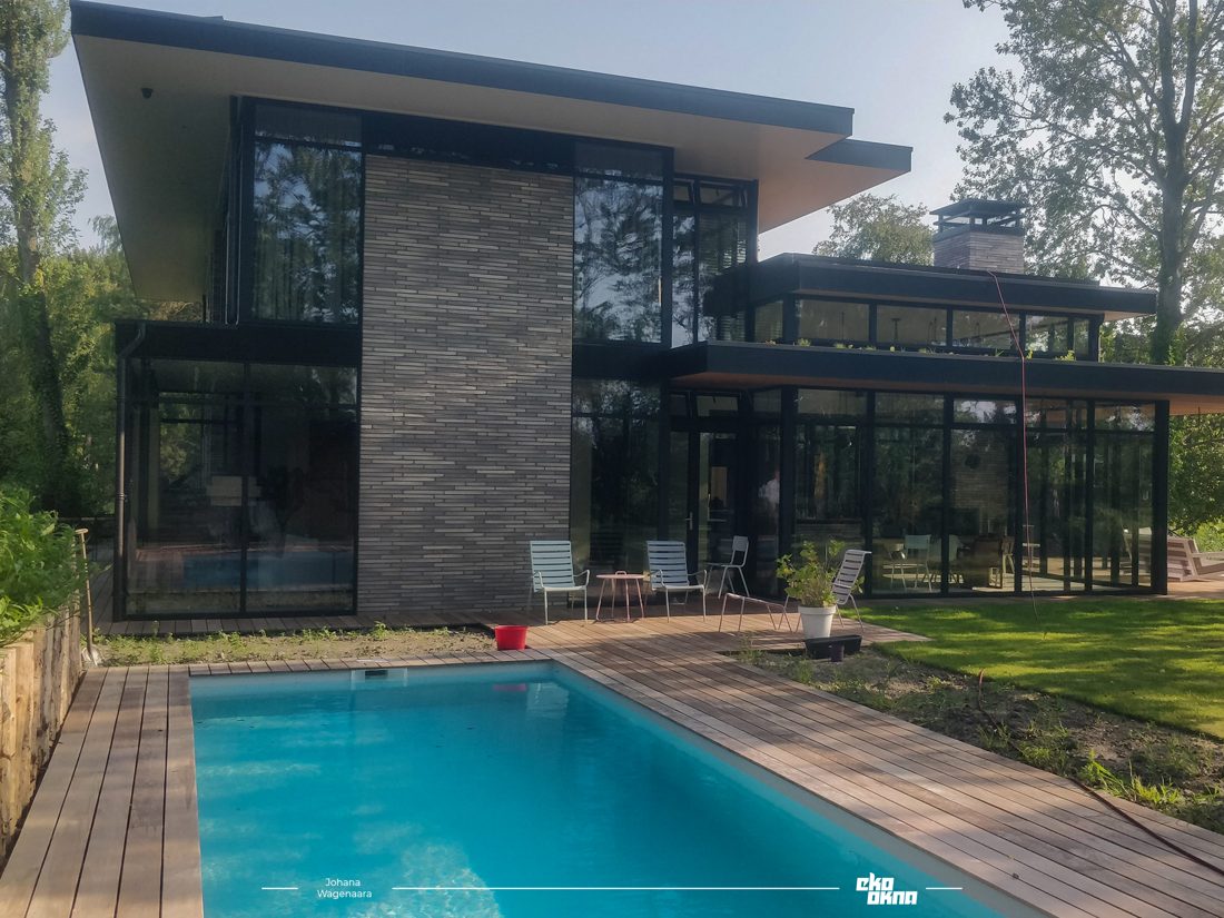 Villa mit Pool und großen Schiebeelementen