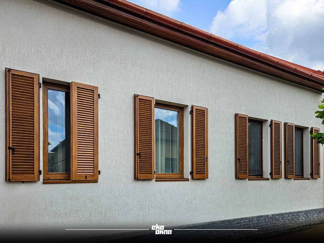 Holz-Fensterläden an einem Landhaus