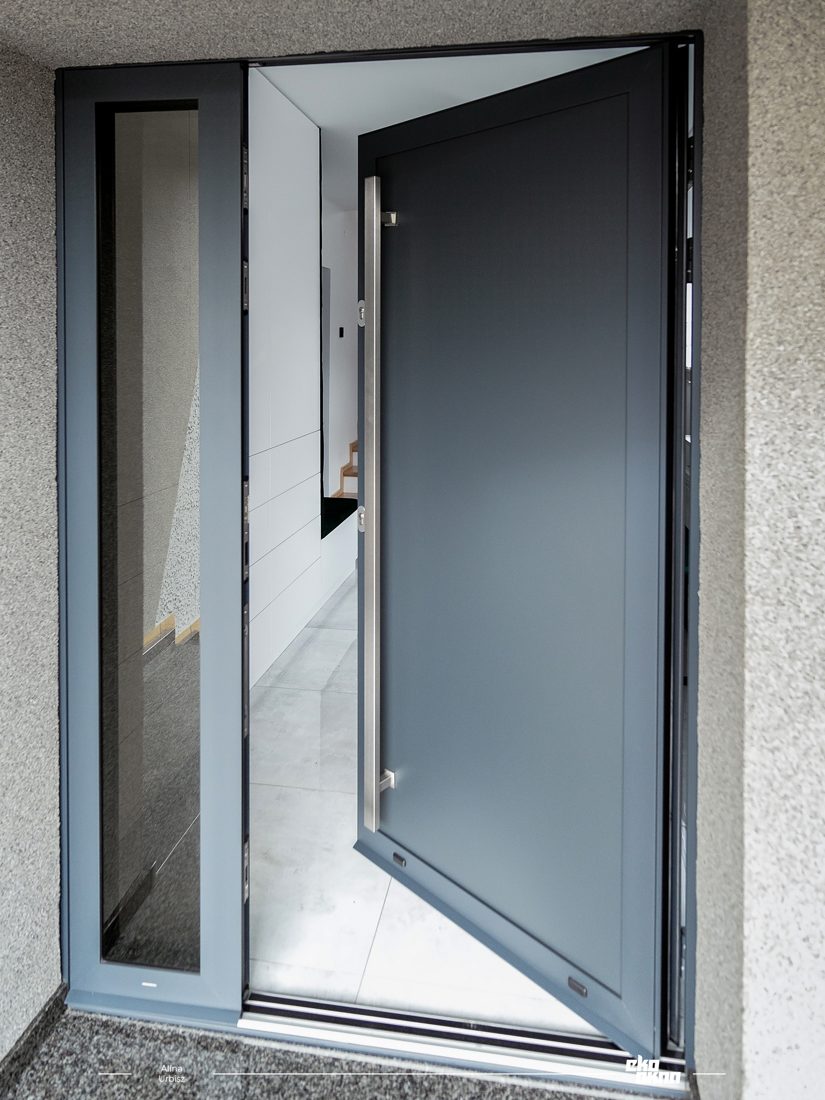 Aluminium-Haustür mit verdeckten Bändern