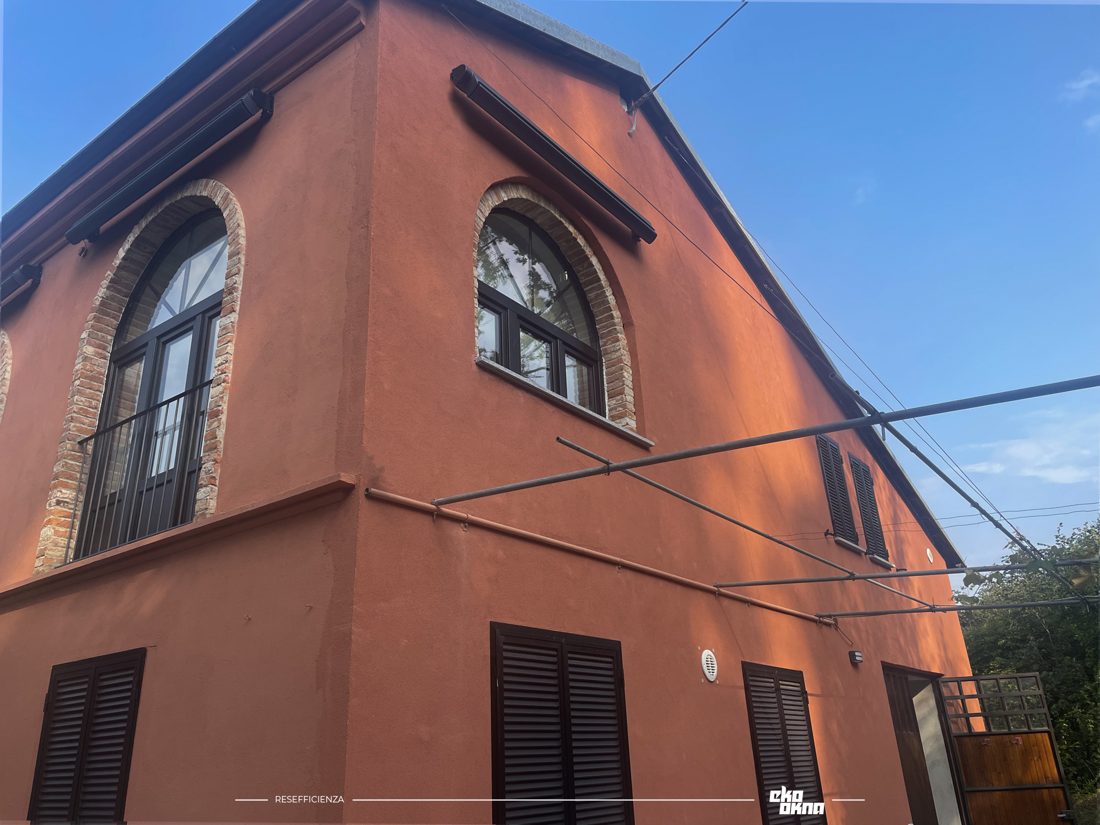 Fensterläden an einer Altbaufassade