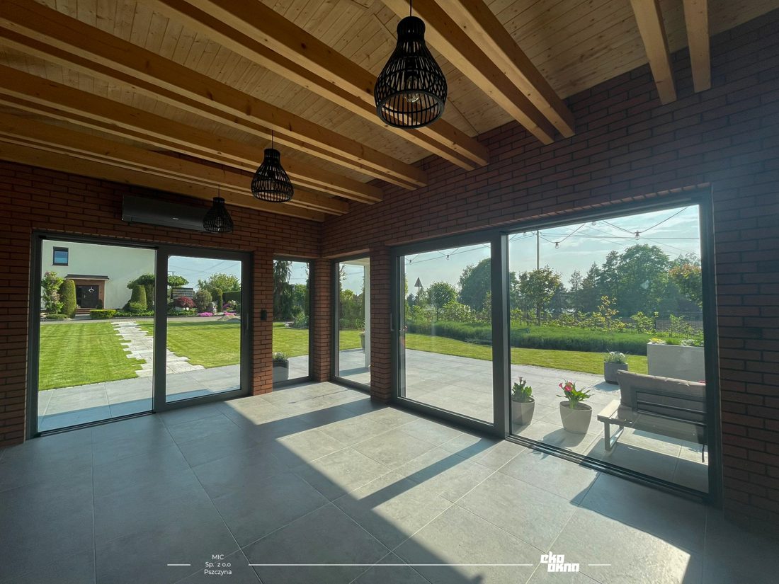 Aluprof MB-77HS · Überdachte Terrasse, Blick in den Garten