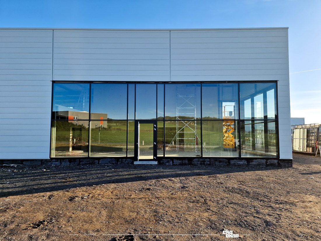 Aluprof MB-86 ST · Gewerbebau mit Fensterband, RAL 7021 matt