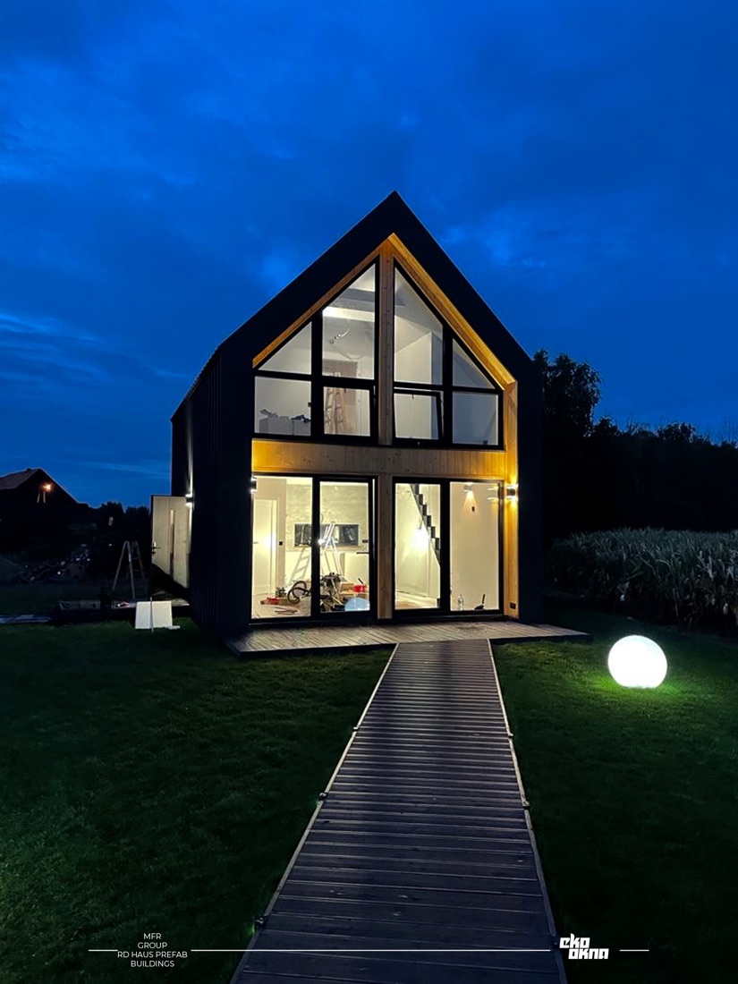 Aluplast Ideal NEO · Giebelhaus am Abend