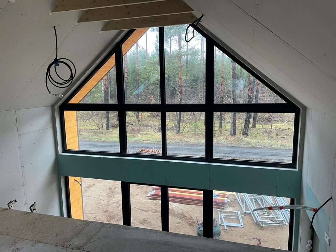 Aluplast Ideal NEO · Giebelfenster, Farbe AP106 schwarz, warme Kante schwarz