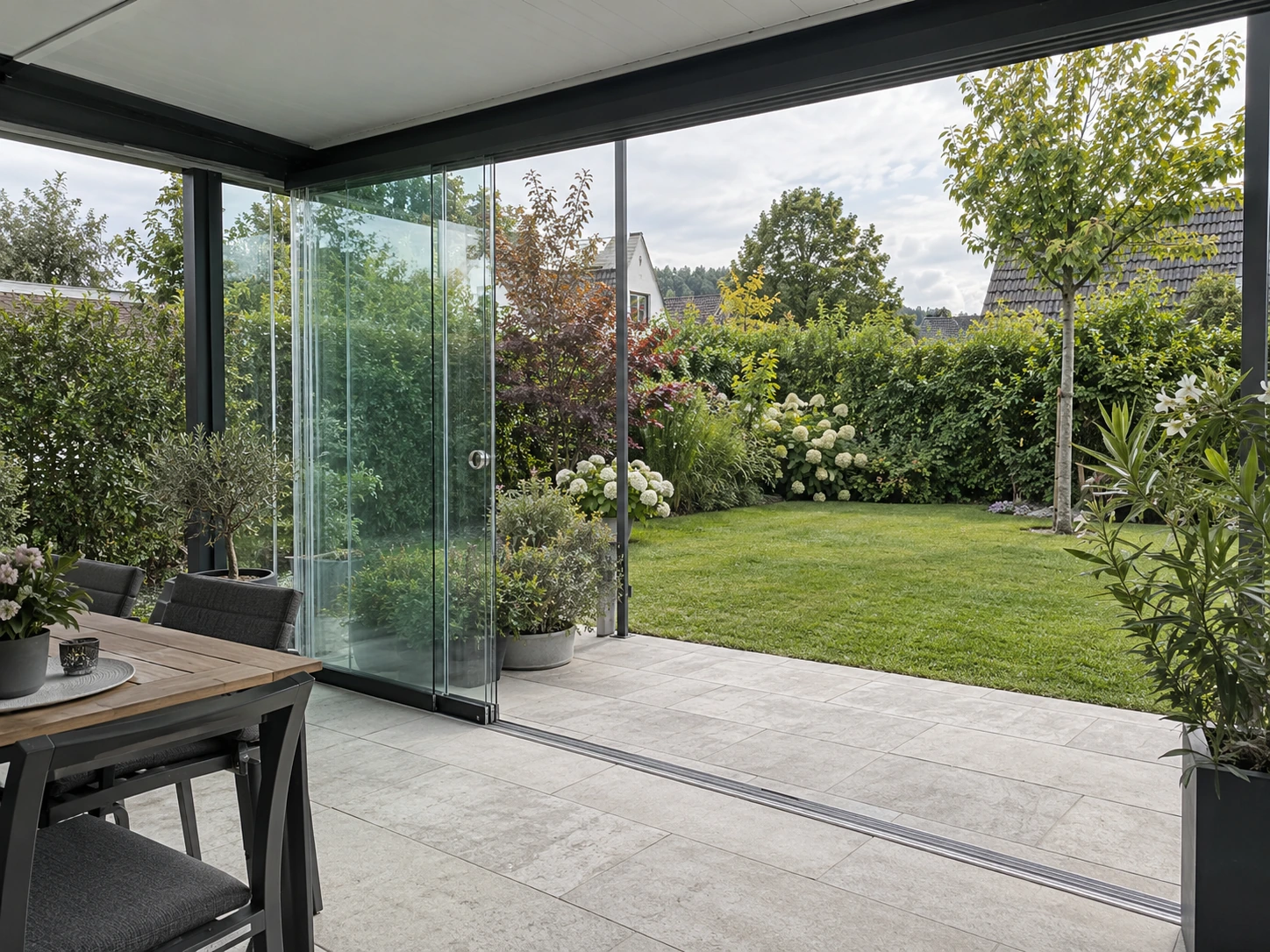 Geöffnete Glasfront zum Garten — Visualisierung